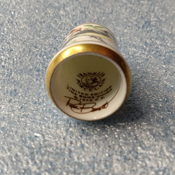 Franklin Porcelain 1979 Thimble Birds Flowers Blue Tit Parus Caeruleus - Picture 4 of 4